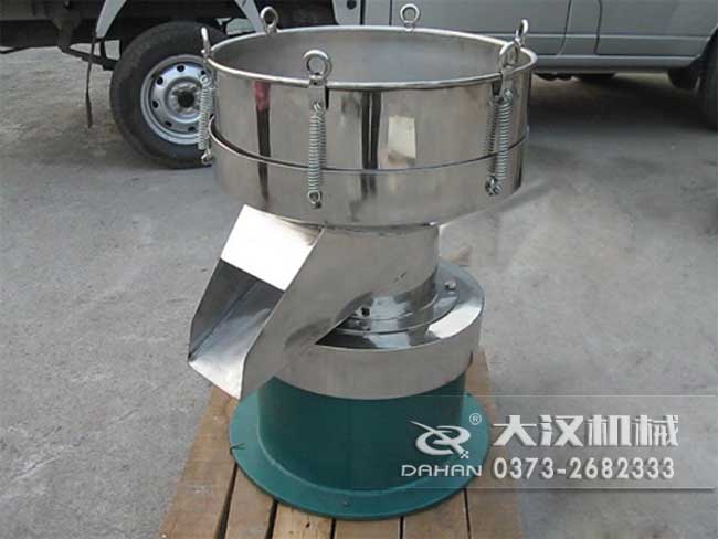 涂料振動篩由：框體，振動斗，出料口，振動電機(jī)底座等部件組成