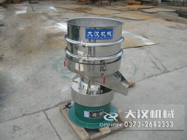 涂料過濾振動篩：利用振動電機(jī)的振動力帶動物料在篩網(wǎng)上進(jìn)行篩分，從而利用篩網(wǎng)孔徑的大小不同，完成涂料的分級，除雜等篩分目的。